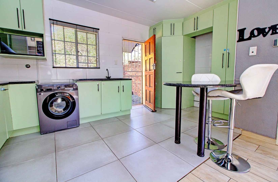 2 Bedroom Property for Sale in Wilgeheuwel Gauteng