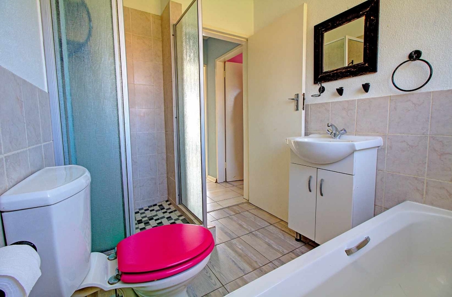 2 Bedroom Property for Sale in Wilgeheuwel Gauteng