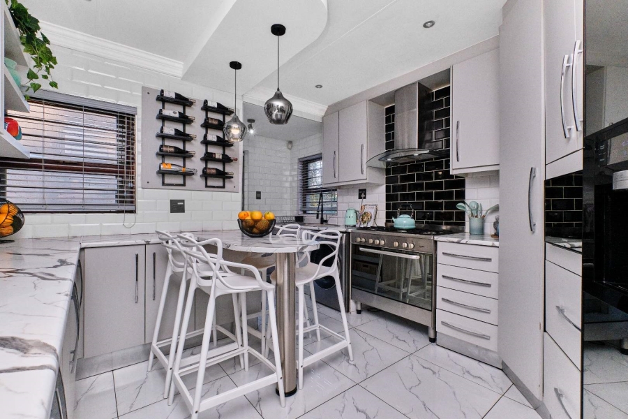 4 Bedroom Property for Sale in Little Falls Gauteng