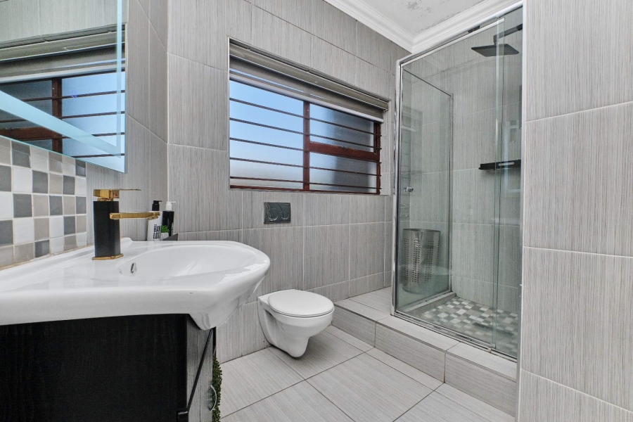 4 Bedroom Property for Sale in Little Falls Gauteng