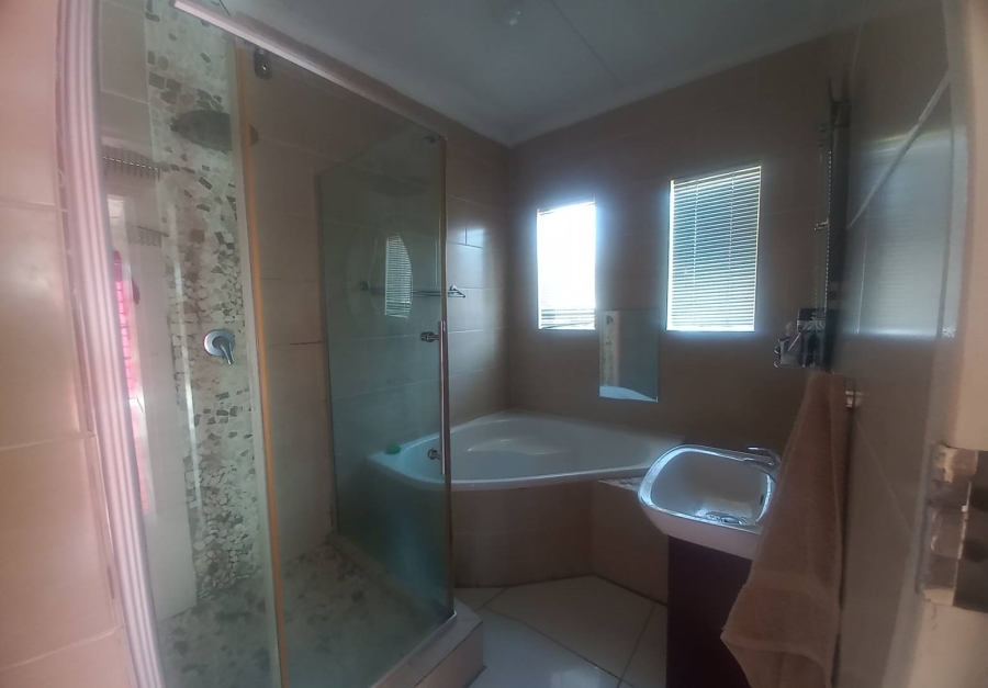 3 Bedroom Property for Sale in Bonaero Park Gauteng