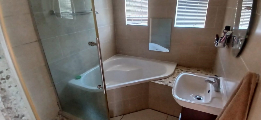 3 Bedroom Property for Sale in Bonaero Park Gauteng