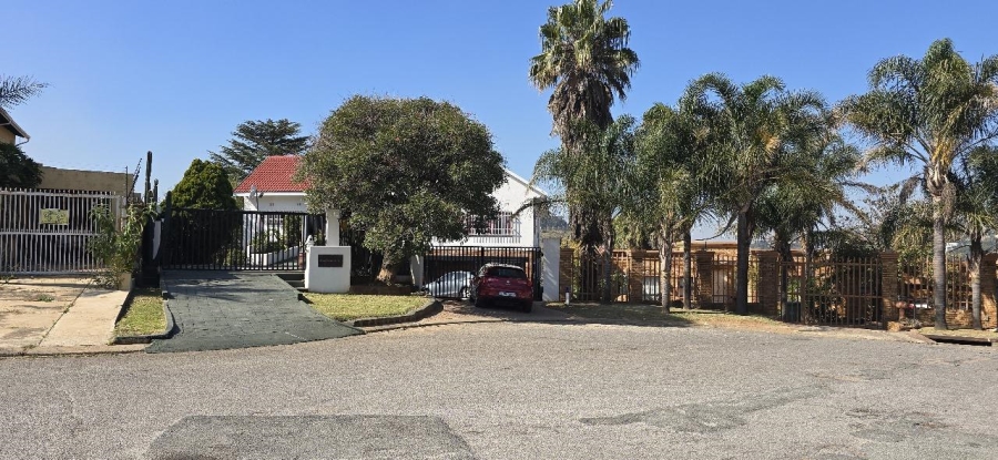 6 Bedroom Property for Sale in Oakdene Gauteng