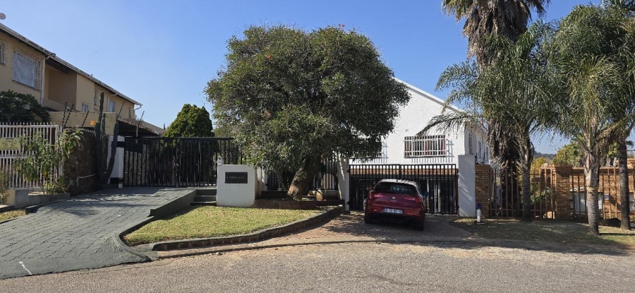 6 Bedroom Property for Sale in Oakdene Gauteng