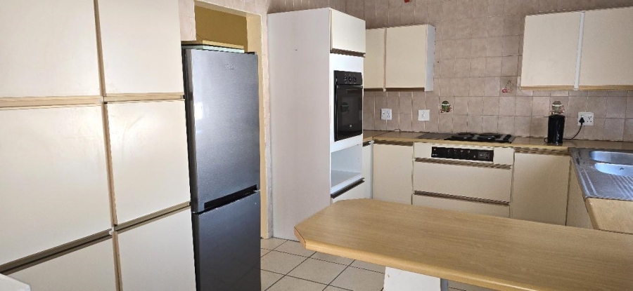 6 Bedroom Property for Sale in Oakdene Gauteng