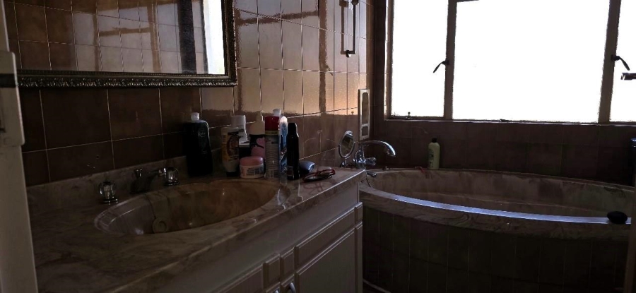 6 Bedroom Property for Sale in Oakdene Gauteng