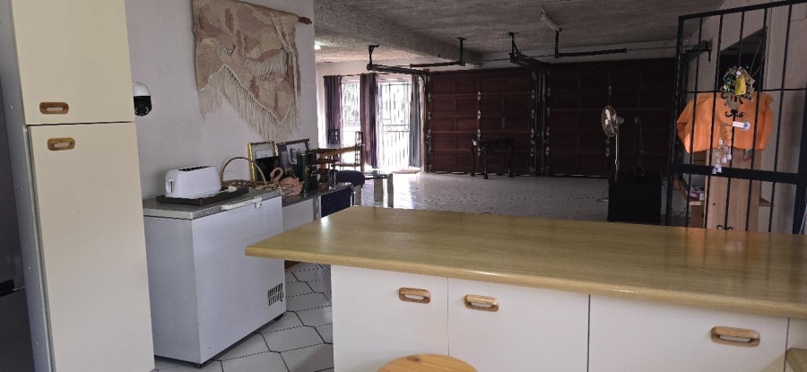 6 Bedroom Property for Sale in Oakdene Gauteng