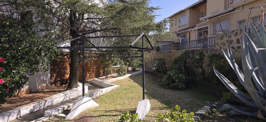 6 Bedroom Property for Sale in Oakdene Gauteng