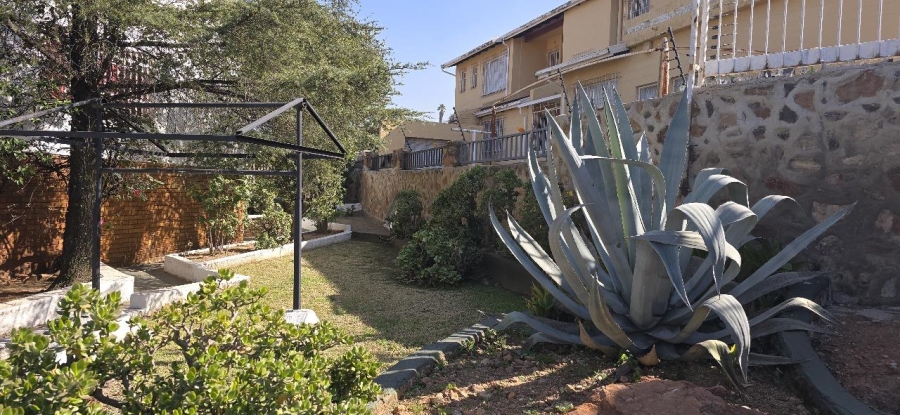 6 Bedroom Property for Sale in Oakdene Gauteng