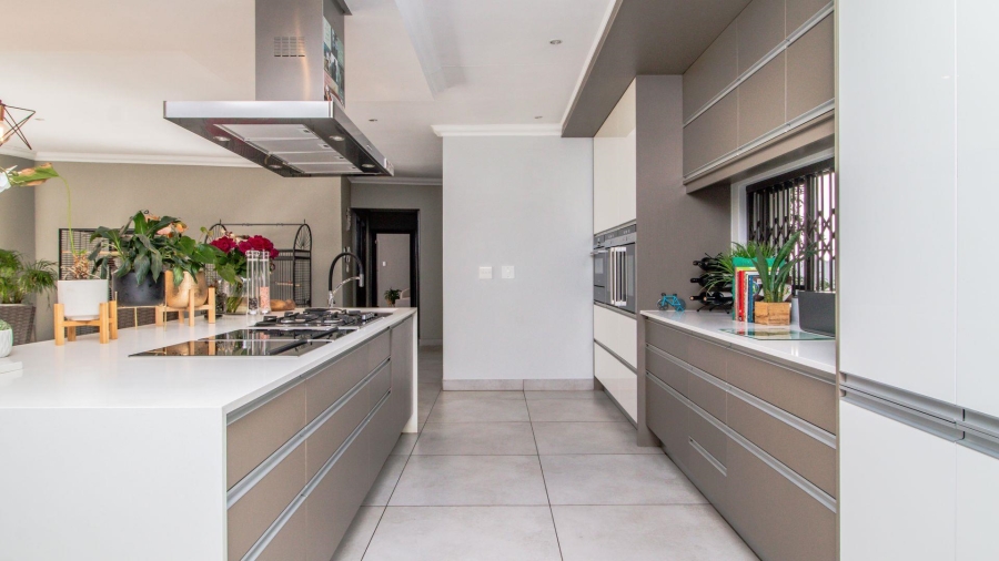 5 Bedroom Property for Sale in Lakefield Gauteng