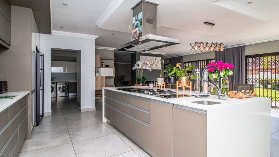 5 Bedroom Property for Sale in Lakefield Gauteng