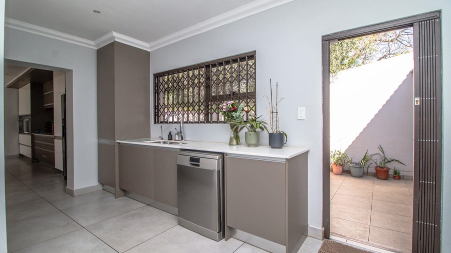 5 Bedroom Property for Sale in Lakefield Gauteng