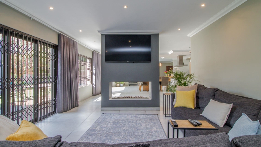 5 Bedroom Property for Sale in Lakefield Gauteng