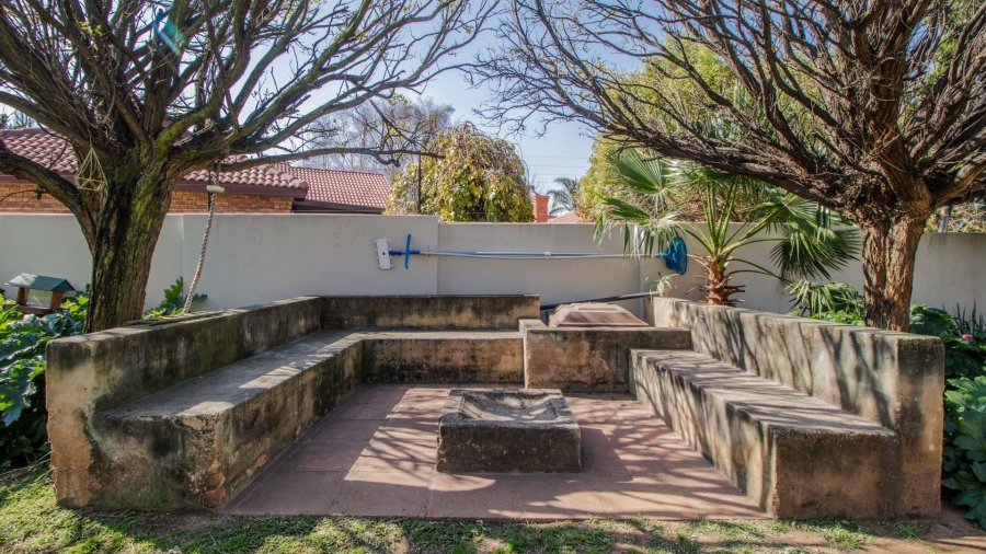 5 Bedroom Property for Sale in Lakefield Gauteng