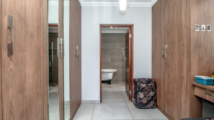 5 Bedroom Property for Sale in Lakefield Gauteng