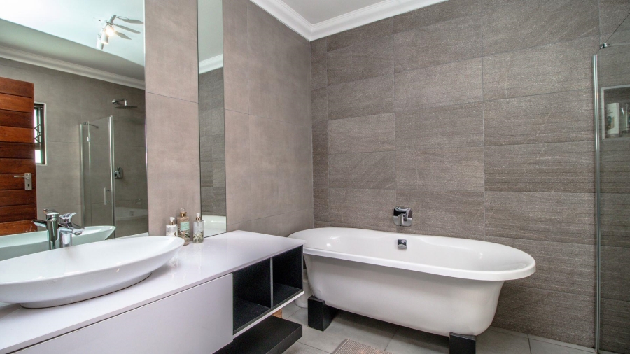 5 Bedroom Property for Sale in Lakefield Gauteng