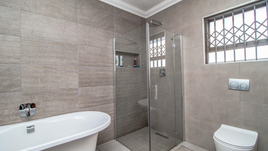 5 Bedroom Property for Sale in Lakefield Gauteng