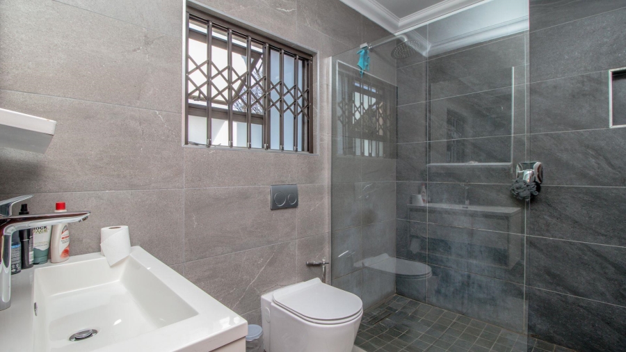 5 Bedroom Property for Sale in Lakefield Gauteng