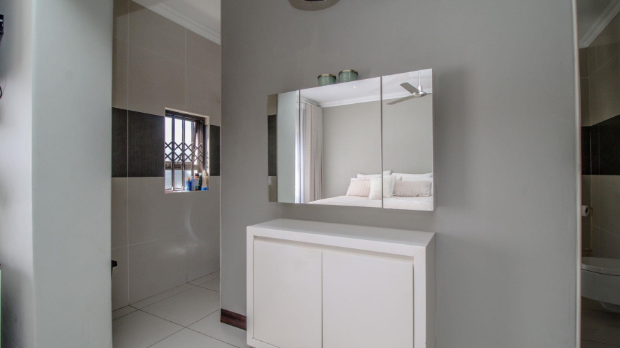 5 Bedroom Property for Sale in Lakefield Gauteng