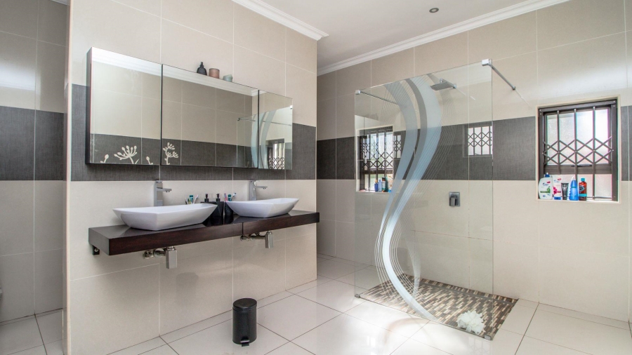 5 Bedroom Property for Sale in Lakefield Gauteng