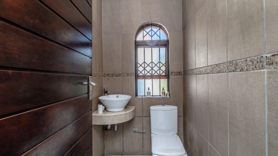 5 Bedroom Property for Sale in Lakefield Gauteng