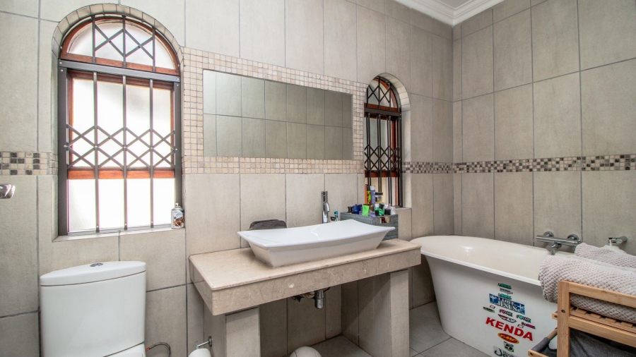5 Bedroom Property for Sale in Lakefield Gauteng