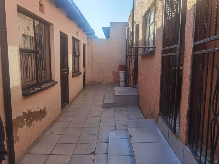 6 Bedroom Property for Sale in Tembisa Gauteng
