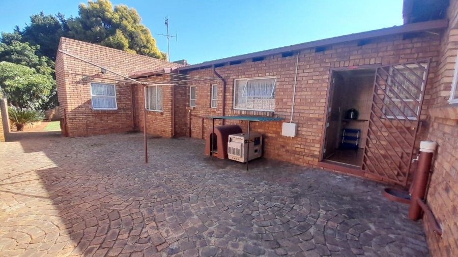 4 Bedroom Property for Sale in Birchleigh North Gauteng