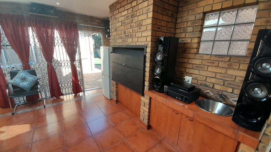 4 Bedroom Property for Sale in Birchleigh North Gauteng