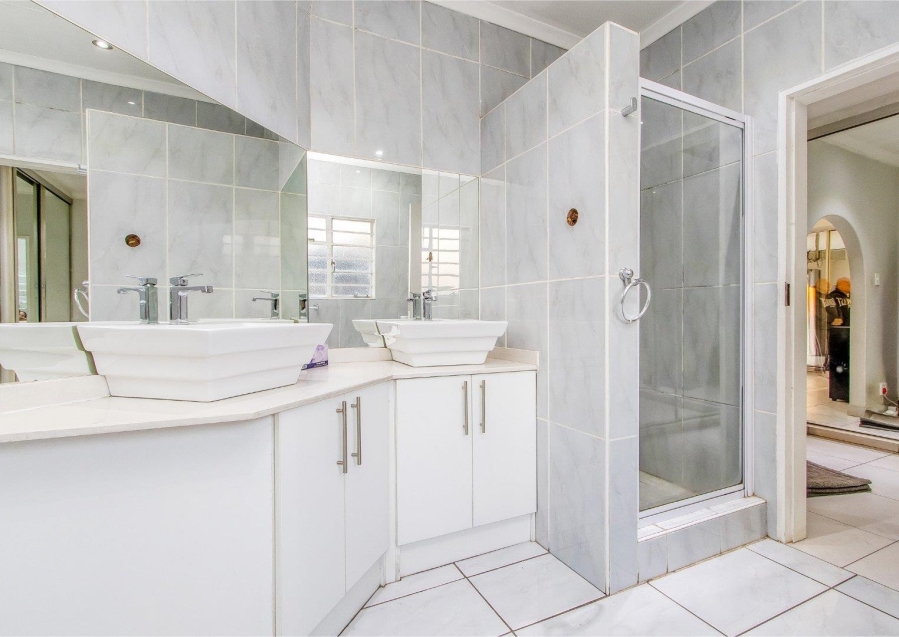 5 Bedroom Property for Sale in Cresta Gauteng