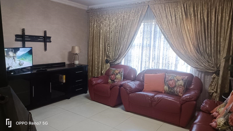 3 Bedroom Property for Sale in Dunnottar Gauteng