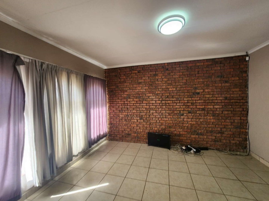 To Let 3 Bedroom Property for Rent in Roodekrans Gauteng