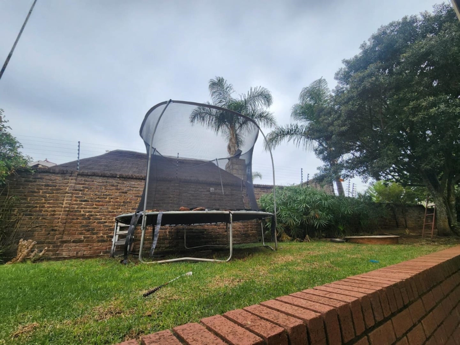 To Let 3 Bedroom Property for Rent in Roodekrans Gauteng