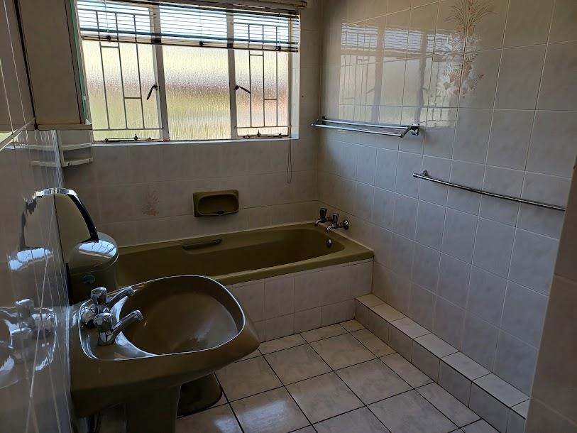 4 Bedroom Property for Sale in Mondeor Gauteng