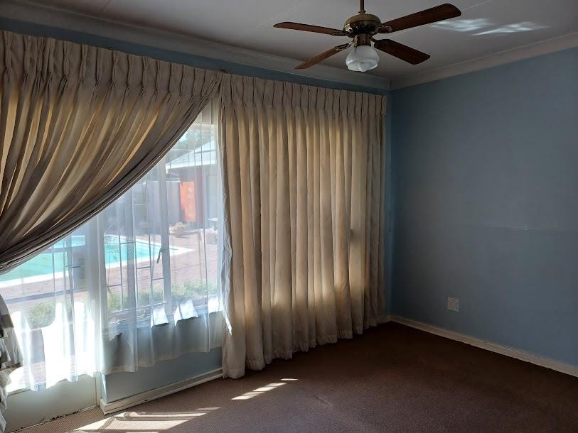 4 Bedroom Property for Sale in Mondeor Gauteng