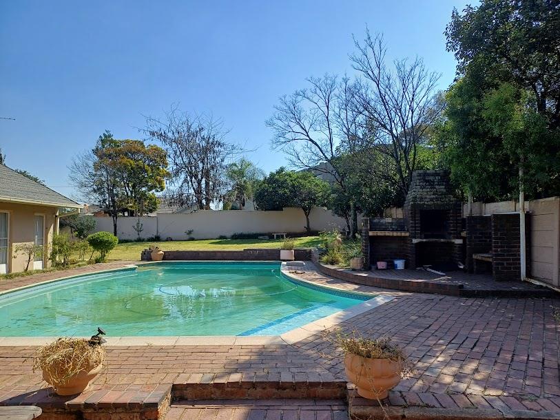4 Bedroom Property for Sale in Mondeor Gauteng