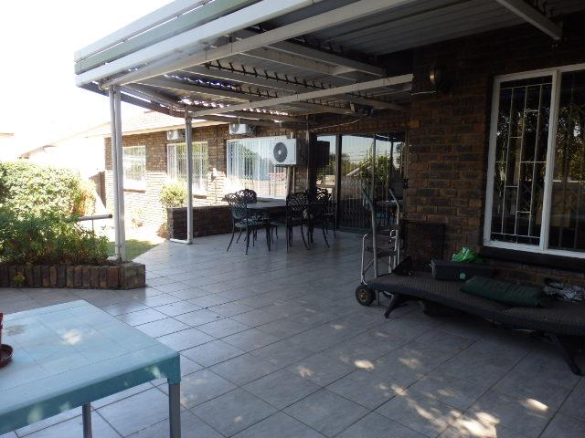 4 Bedroom Property for Sale in Constantia Park Gauteng