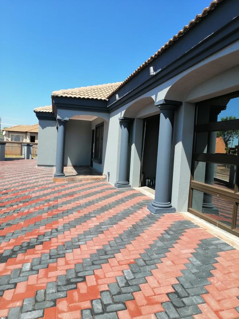 3 Bedroom Property for Sale in Rosslyn Gauteng