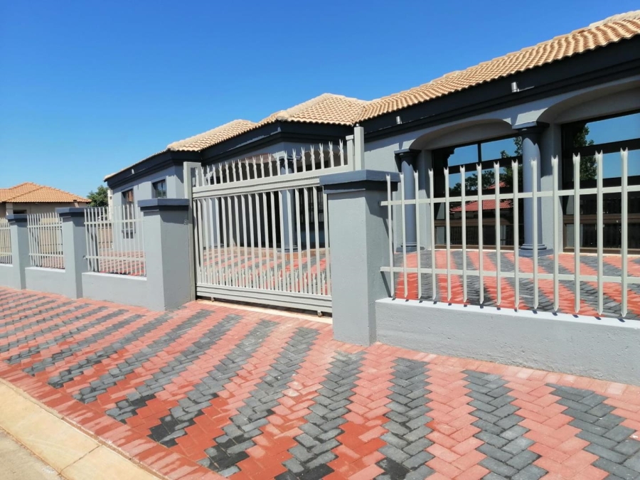 3 Bedroom Property for Sale in Rosslyn Gauteng