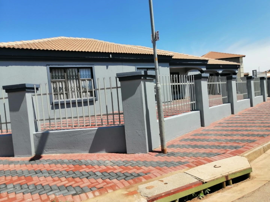 3 Bedroom Property for Sale in Rosslyn Gauteng