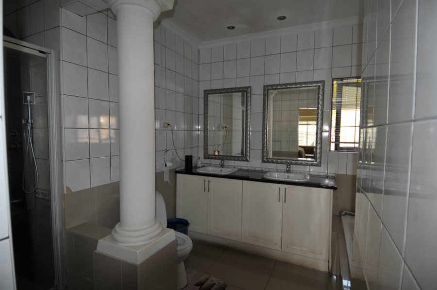 5 Bedroom Property for Sale in Moreleta Park Gauteng