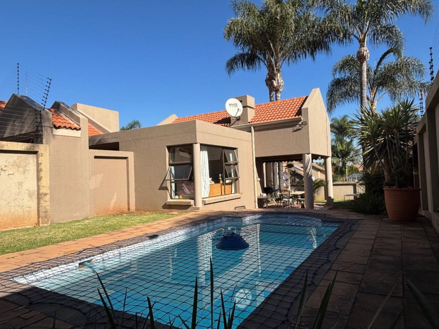 To Let 3 Bedroom Property for Rent in Faerie Glen Gauteng