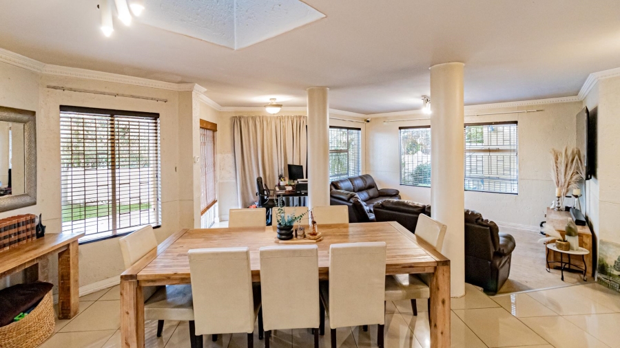 4 Bedroom Property for Sale in Corlett Gardens Gauteng