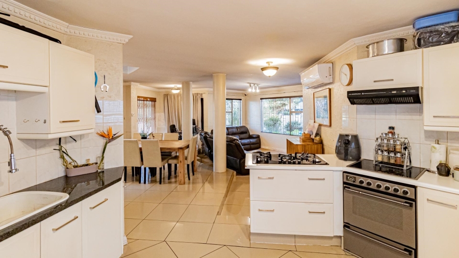4 Bedroom Property for Sale in Corlett Gardens Gauteng