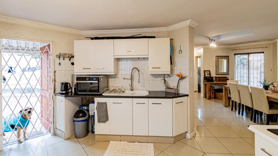 4 Bedroom Property for Sale in Corlett Gardens Gauteng