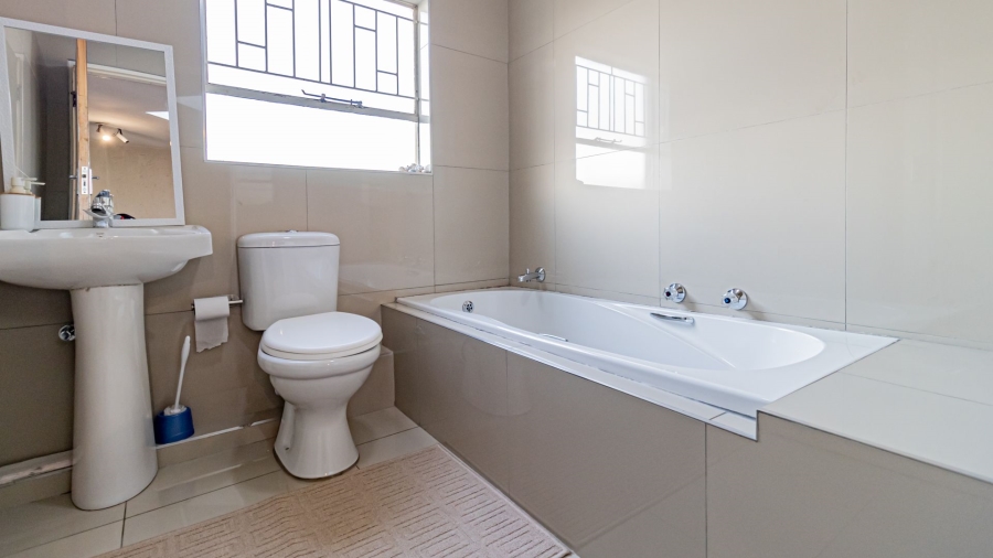 4 Bedroom Property for Sale in Corlett Gardens Gauteng