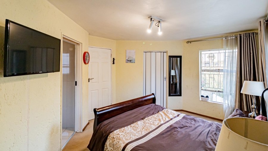 4 Bedroom Property for Sale in Corlett Gardens Gauteng