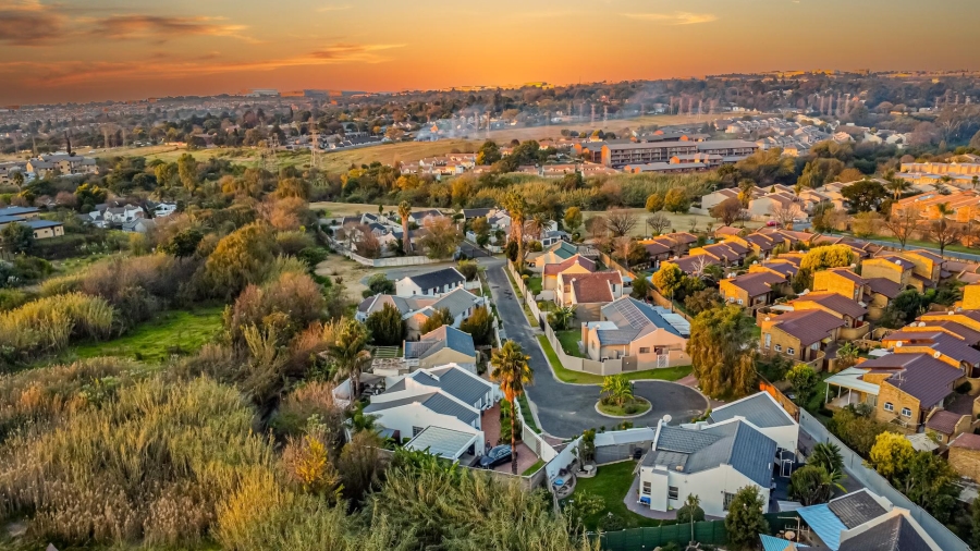 4 Bedroom Property for Sale in Corlett Gardens Gauteng