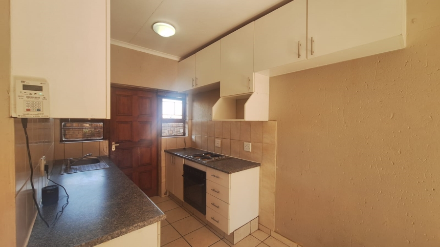 To Let 2 Bedroom Property for Rent in North Riding Gauteng