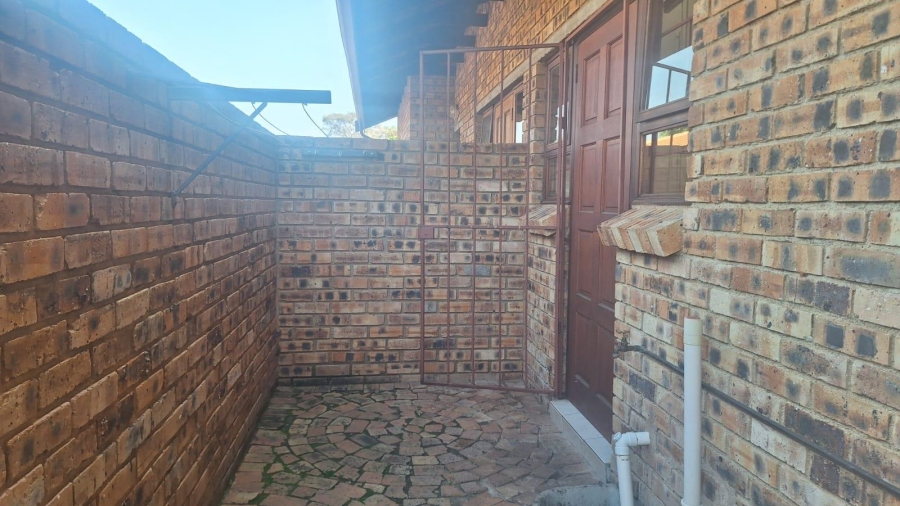 To Let 2 Bedroom Property for Rent in North Riding Gauteng